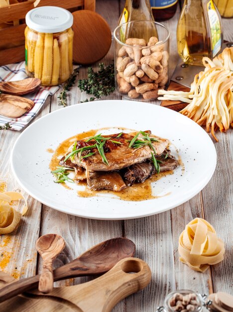 Filetto di pollo cotto sui funghi sul tavolo di legno