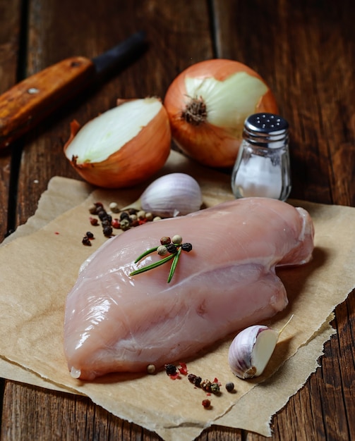 Filetto di pollo crudo con aglio, pepe e cipolla