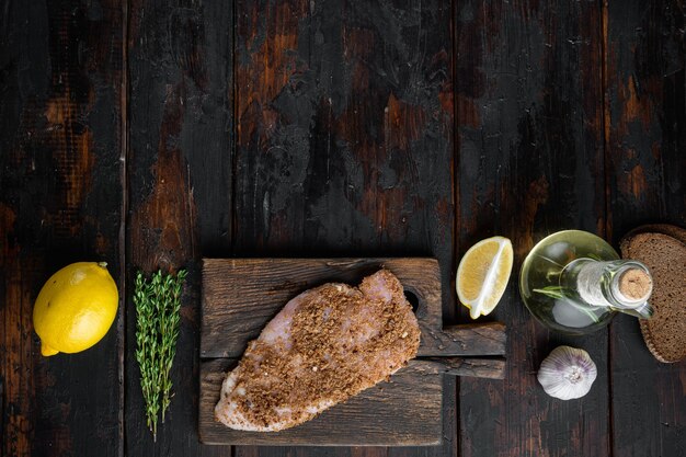 Filetto di pollo crudo con ingrediente, su tavola di legno, piatto