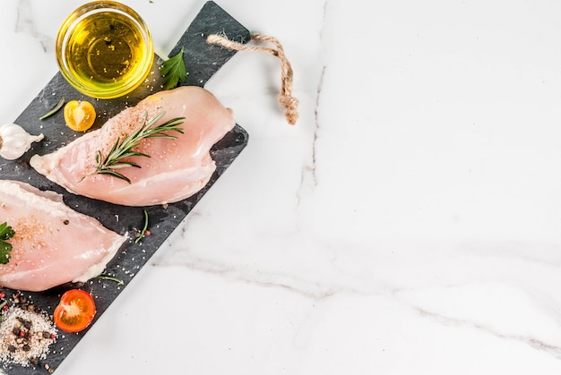 Filetto di pollo crudo con spezie e olio d'oliva