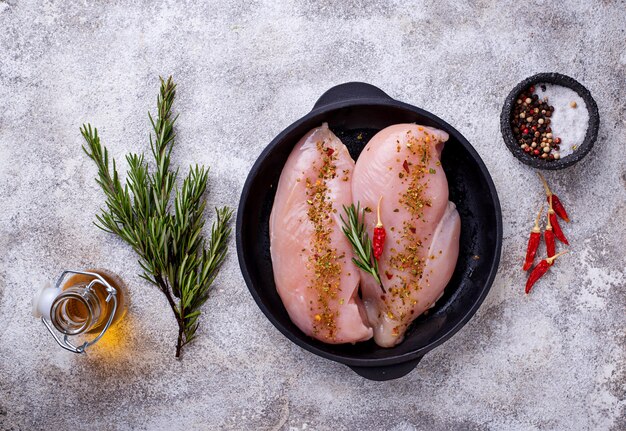 Filetto di pollo crudo in padella di ghisa