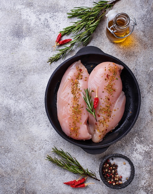 Filetto di pollo crudo in padella di ghisa