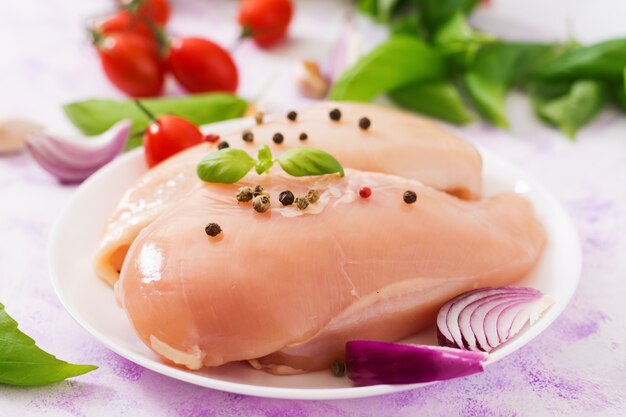 Filetto di pollo crudo preparato per la cottura in una piastra