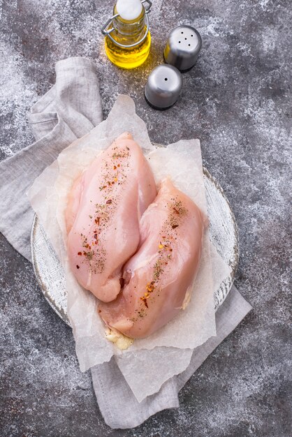 Filetto di pollo crudo sul tagliere