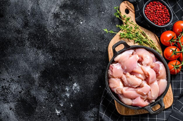 Filetto di pollo crudo tagliato a cubetti con spezie