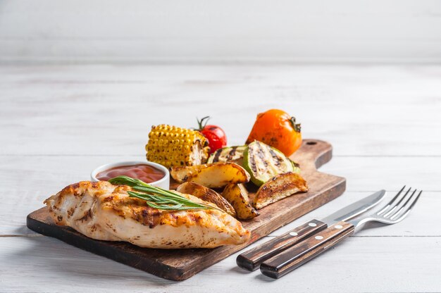 Filetto di pollo fritto e verdure grigliate