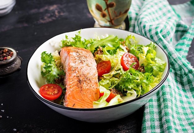 Filetto di salmone al forno con insalata di verdure fresche