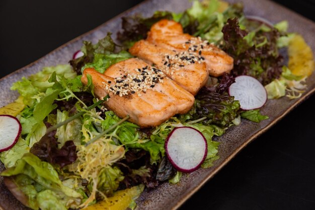 Filetto di salmone al forno con insalata di verdure fresche