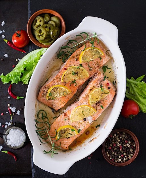 Filetto di salmone al forno con rosmarino, limone e miele