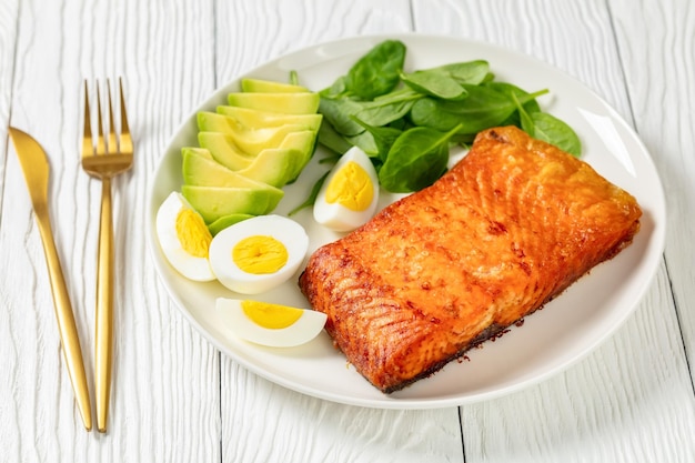 Filetto di salmone al forno con uova spinaci avocado