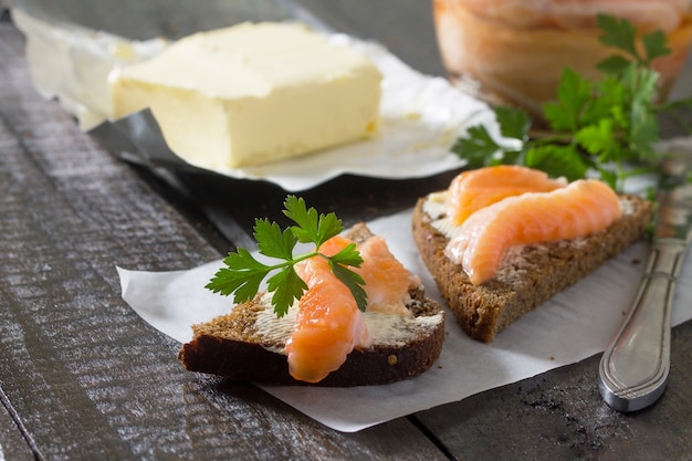 Filetto di salmone al sale con burro su pane di segale