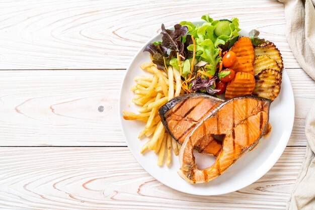 filetto di salmone alla doppia griglia con verdure e patatine fritte