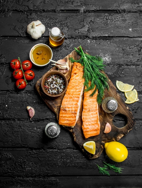 Filetto di salmone alla griglia con erbe aromatiche e rametti di aneto fresco