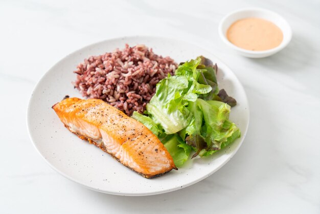 Filetto di salmone alla griglia con frutti di bosco e verdure - stile alimentare sano