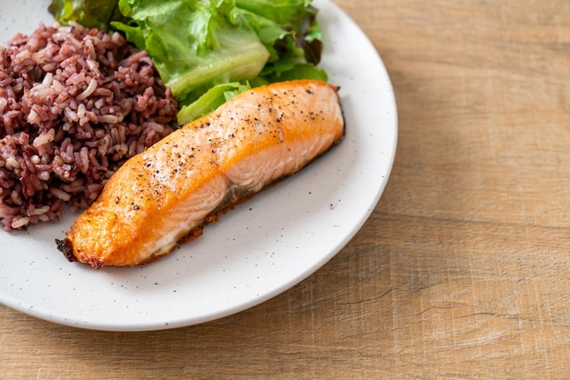 Filetto di salmone alla griglia con frutti di bosco e verdure - stile alimentare sano