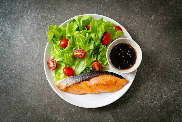 Filetto di salmone alla griglia con insalata di verdure - stile alimentare sano