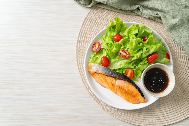 Filetto di salmone alla griglia con insalata di verdure - stile alimentare sano