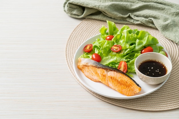 Filetto di salmone alla griglia con insalata