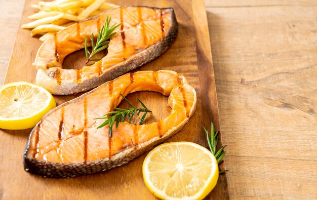 filetto di salmone alla griglia con limone