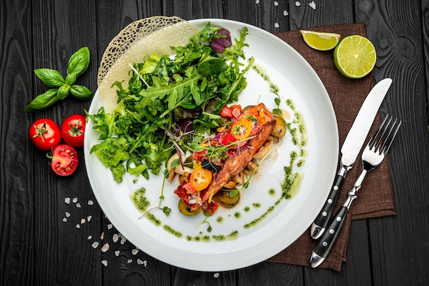 Filetto di salmone alla griglia con mix di verdure Servire il cibo in un ristorante Concetto di cibo sano Foto per il menu