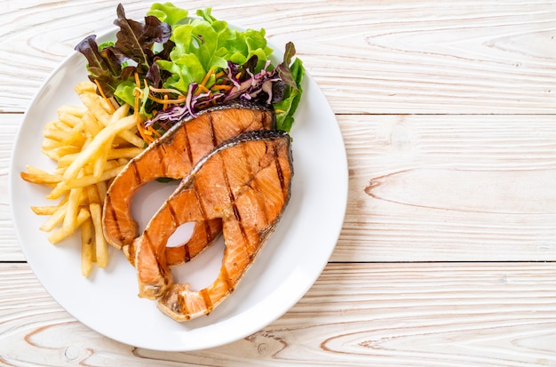 filetto di salmone alla griglia con patatine fritte