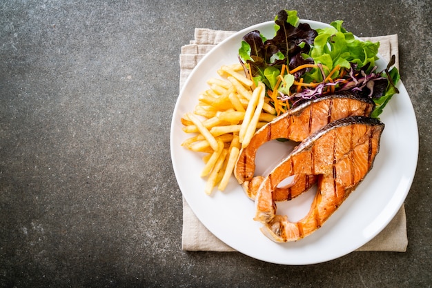 filetto di salmone alla griglia con patatine fritte