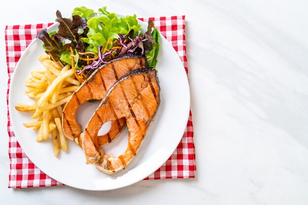 filetto di salmone alla griglia con patatine fritte