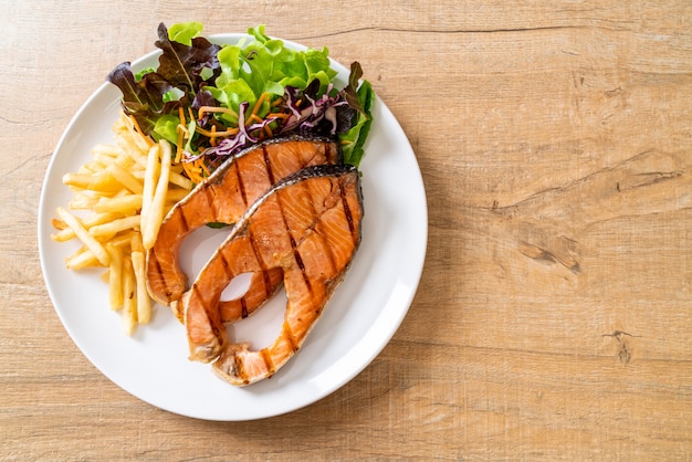 filetto di salmone alla griglia con patatine fritte