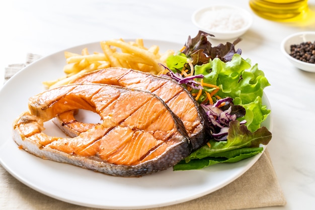 filetto di salmone alla griglia con patatine fritte