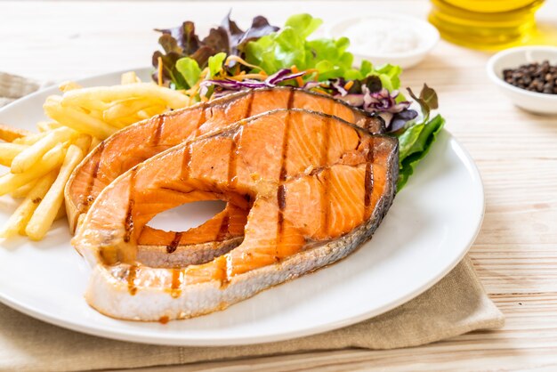 filetto di salmone alla griglia con patatine fritte