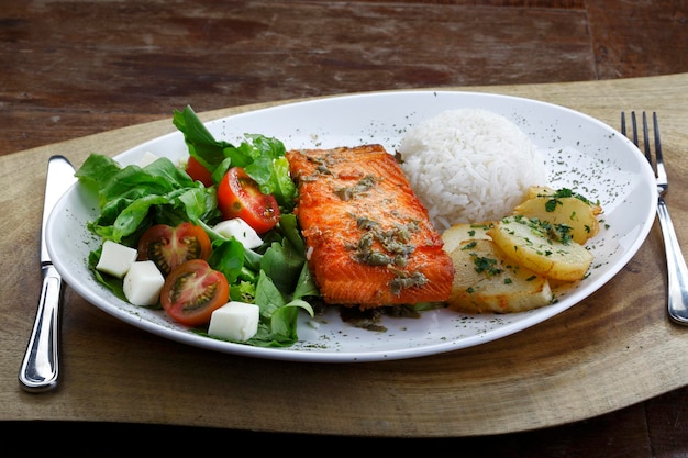 Filetto di salmone alla griglia con riso di patate e insalata