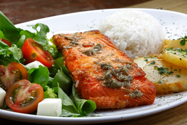 Filetto di salmone alla griglia con riso di patate e insalata