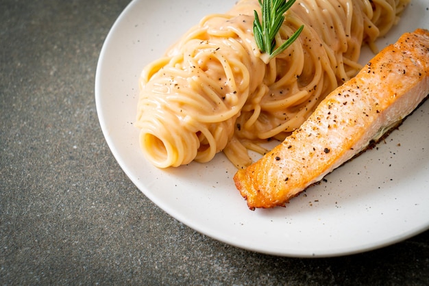 filetto di salmone alla griglia con salsa di pomodoro cremoso di spaghetti