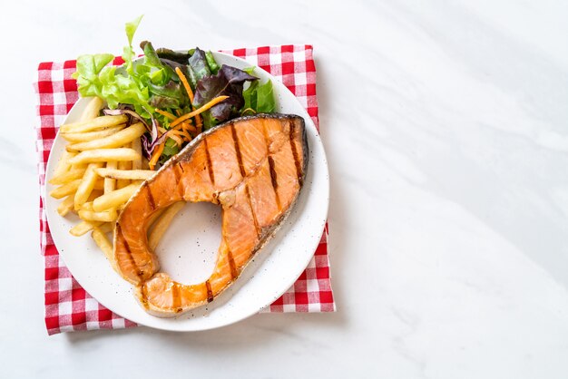 Filetto Di Salmone Alla Griglia Con Verdure E Patate Fritte