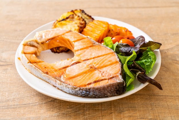 Filetto Di Salmone Alla Griglia Con Verdure E Patate Fritte