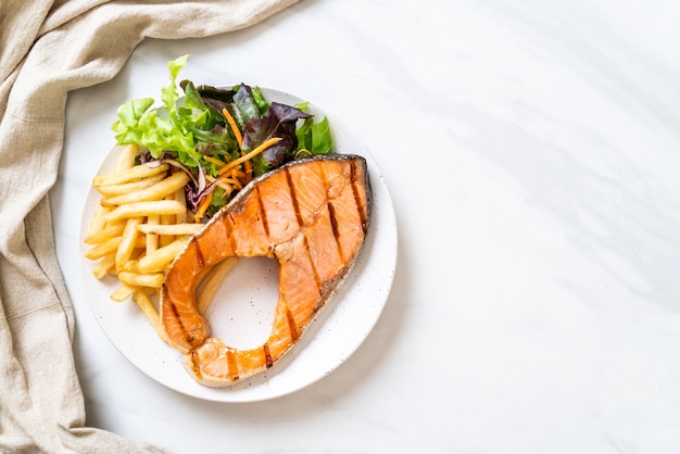 Filetto Di Salmone Alla Griglia Con Verdure E Patate Fritte