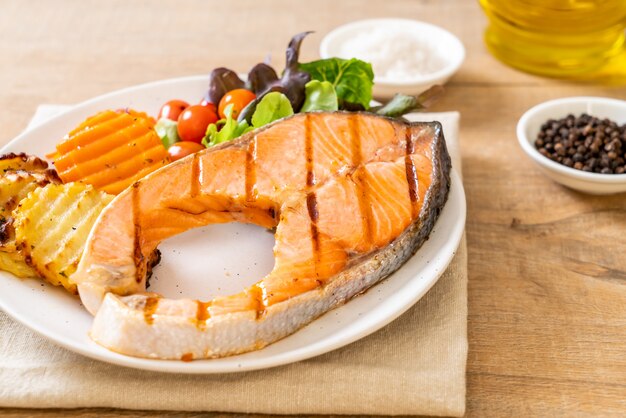 Filetto Di Salmone Alla Griglia Con Verdure E Patate Fritte