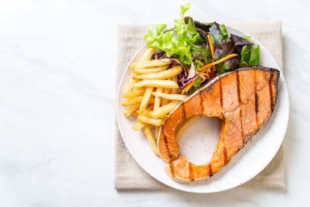 Filetto Di Salmone Alla Griglia Con Verdure E Patate Fritte