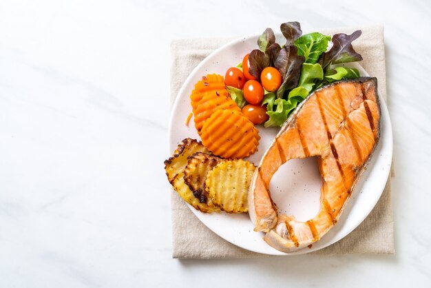 Filetto Di Salmone Alla Griglia Con Verdure E Patate Fritte