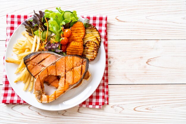 Filetto Di Salmone Alla Griglia Con Verdure E Patate Fritte