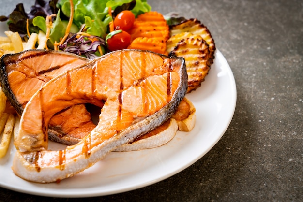 Filetto Di Salmone Alla Griglia Con Verdure E Patate Fritte