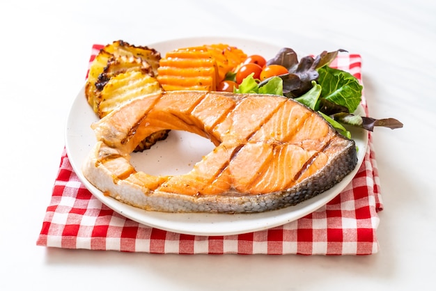 filetto di salmone alla griglia con verdure e patatine fritte