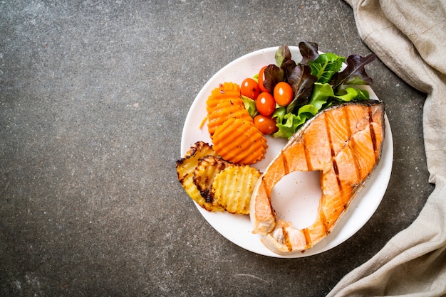 filetto di salmone alla griglia con verdure