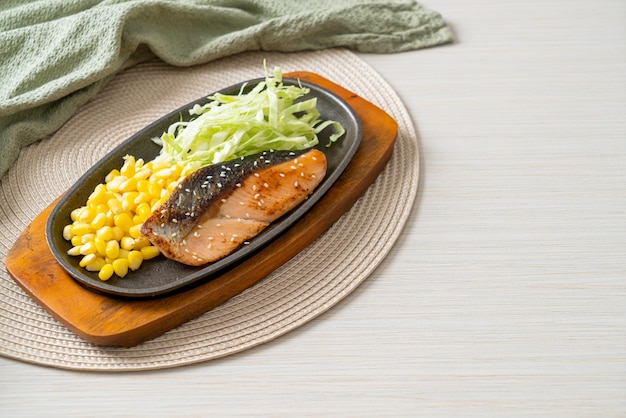Filetto di salmone alla griglia su piastra calda in stile giapponese