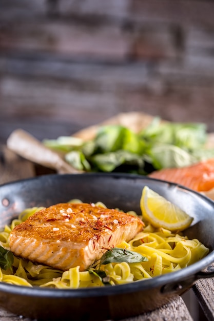 Filetto di salmone arrosto con tagliatelle al limone e basilico.