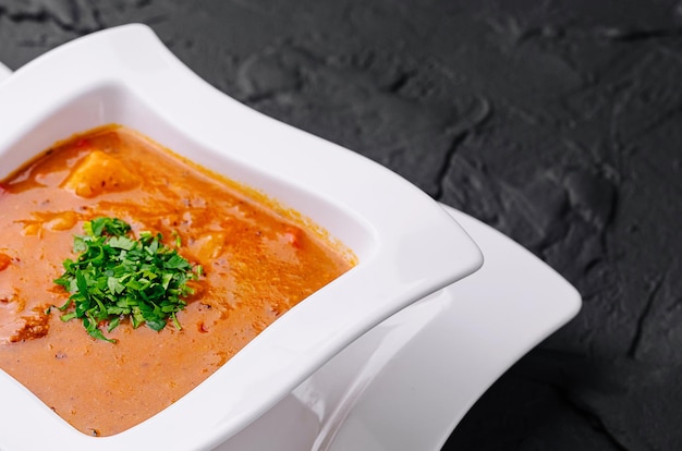 Filetto di salmone arrotolato in pasticceria isolato su bianco