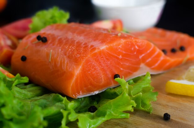 Filetto di salmone con lattuga, limone e pepe nero