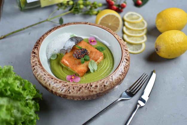 Filetto di salmone con parmigiano e salsa verde. Piatto della cucina italiana