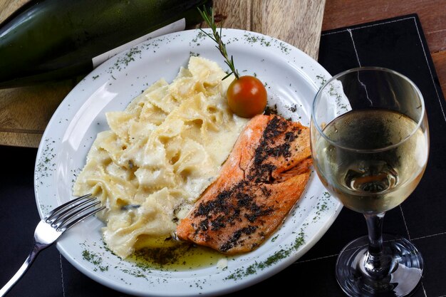 Filetto di salmone con pasta