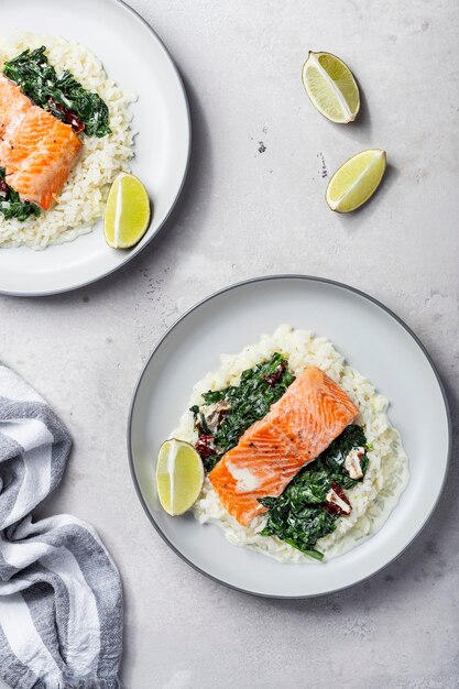 Filetto di salmone con riso, contorno di spinaci e succo di lime